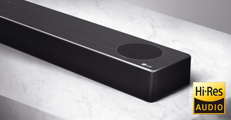 Närbild av den högra sidan av en LG Soundbar med en LG-logotyp i det nedre högra hörnet.