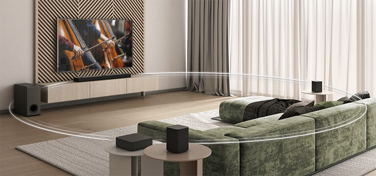 Det är en TV som visar två musikinstrument, cellor, på skärmen, en soundbar, en subwoofer och 2 bakre högtalare, i ett brett vardagsrum. Grafik i form av en cirkel kopplar ihop LG Soundbar med subwoofern och 2 bakre högtalare.