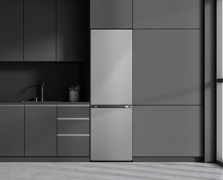Modernt kök med kylskåp som smälter in i omgivande skåp och som liknar att det vore en inbyggd modell.