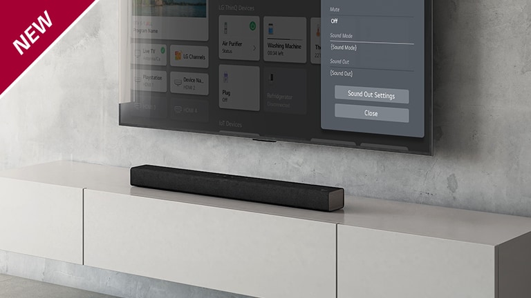 En LG TV hänger på väggen och visar skärmen för soundbar-inställningar. Undertill står en LG Soundbar S40Q på en hylla. NEW-märket visas i övre vänstra hörnet.