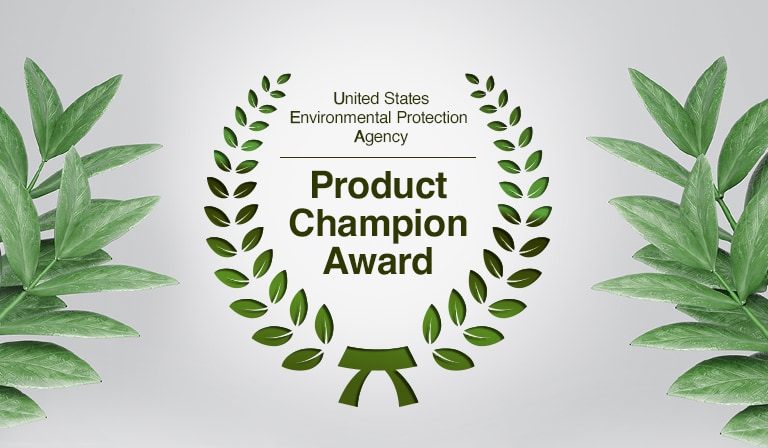 Det finns en grön lagerkrans runt texten om utmärkelsen EPA Product Champion Award. På båda sidor om bilden finns gröna löv utplacerade.
