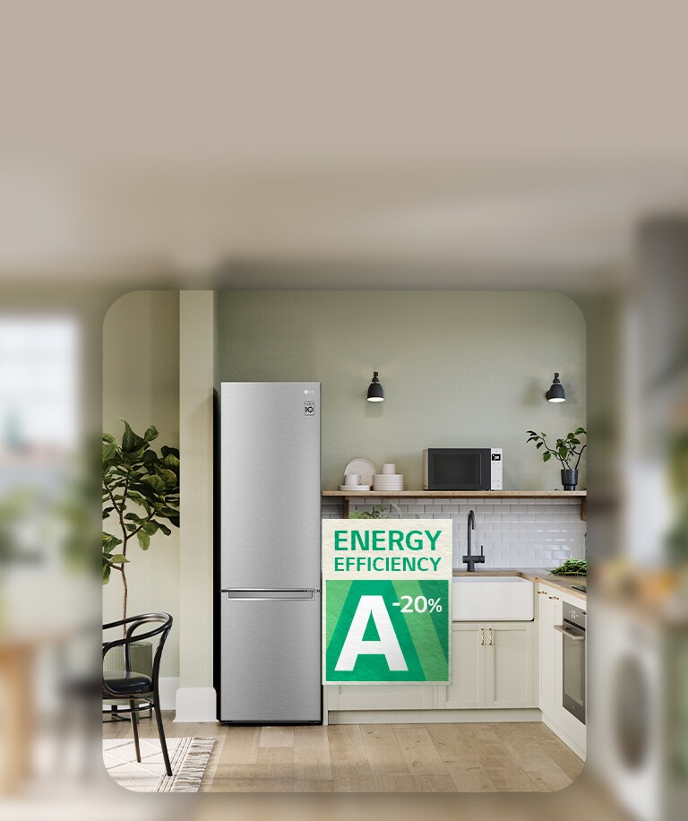 Köksbild med kylskåp och energieffektivitetsmärke.