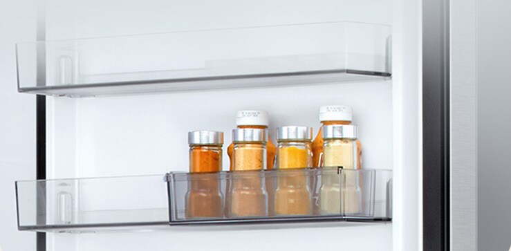 LG-bottenfrys (GBBS726CPY) interiör med transparent skjutbar minidörrkorg som rymmer sex små såsflaskor