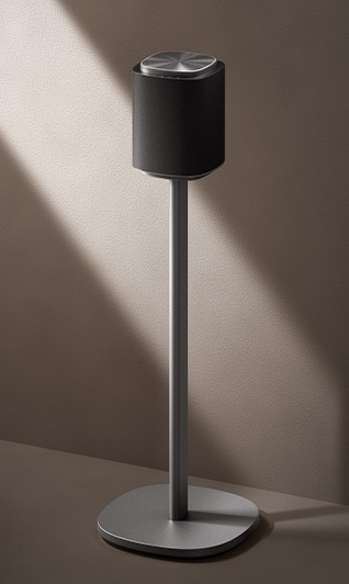  Full vy av en trådlös golvhögtalare med ett metallstativ som skapar ett Dolby Atmos hemmabiosystem