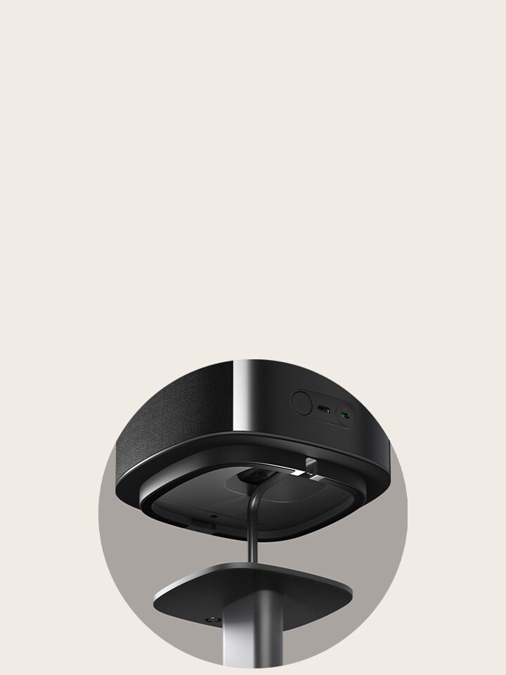 'Vy av undersidan av en trådlös LG Sound Suite-högtalare som visar den robusta anslutningen mellan bas och stativ