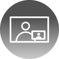 Människor är samlade i ett konferensrum och har en videokonferens via Remote Meeting-appen på TV:n.