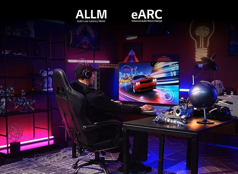 En man spelar ett bilspel i ett spelrum med rosa, blå och lila RGB-belysning och en samling actionfigurer.