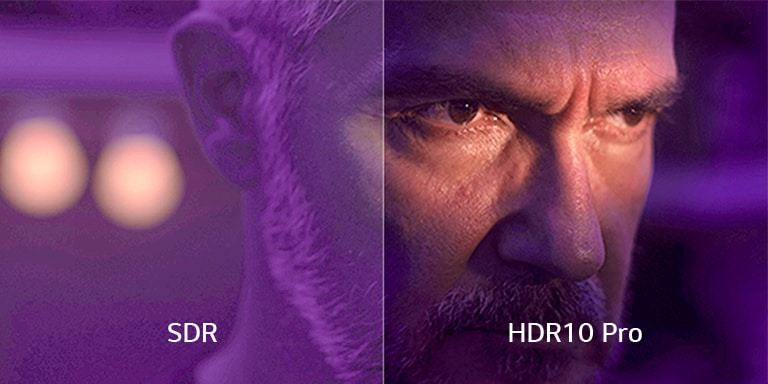 En närbild i delad skärm av en mans ansikte i ett lila, skuggigt rum. På vänster sida visas "SDR" och bilden är suddig. På höger sida visas "HDR10 Pro" och bilden är tydlig och skarpt definierad.