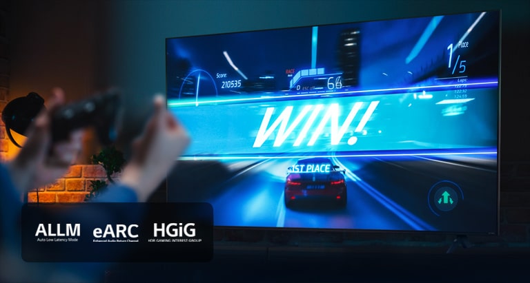 Ett bilracingspel vid mållinjen, med texten "WIN!", när spelaren håller spelets joystick. ALLM, eARC, HGiG-logotypen syns i det nedre vänstra hörnet.