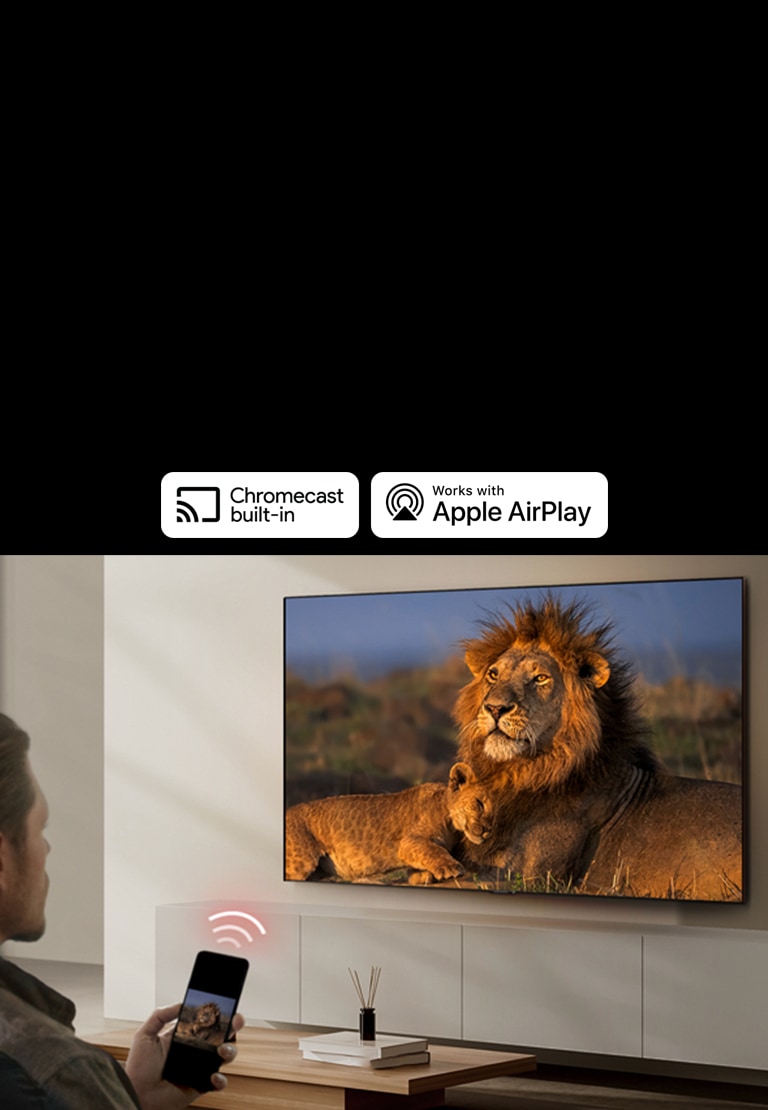 En LG TV monterad på en vägg i ett vardagsrum och visar ett lejon och en lejonunge. En man sitter i förgrunden med en smartphone i handen som visar samma bild av lejon. En grafik av tre neonröda böjda staplar visas precis ovanför smarttelefonen och pekar mot TV:n.