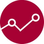 En man övervakar tvättmaskinens status via en mobilapp.