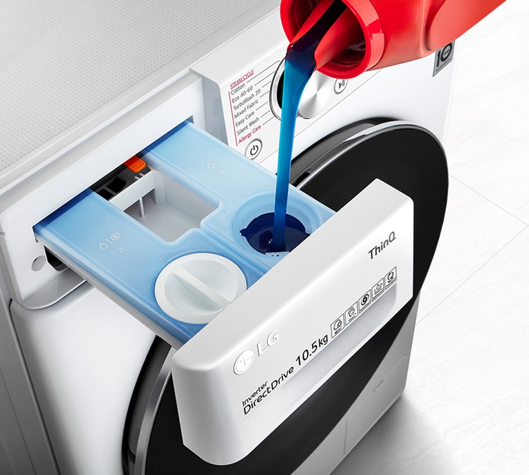 LG-tvättmaskinen ses uppifrån och ner i en vinkel med den främre lådan utdragen när en flaska häller tvättmedel i. LG-logotypen, ThinQ-logotypen och Inverter Direct Drive-logotypen kan ses på framsidan av lådan med knapp-panelen. En cirkel visar en förstorad vy av kontrollpanelen med fokus på temperatur och centrifugeringscykel. Vid sidan finns en animerad uppsättning ikoner som visar en och sedan två och sedan tre handduksikoner. När handduksikonerna ökar, ökar också ikonen för vatten och centrifugering.