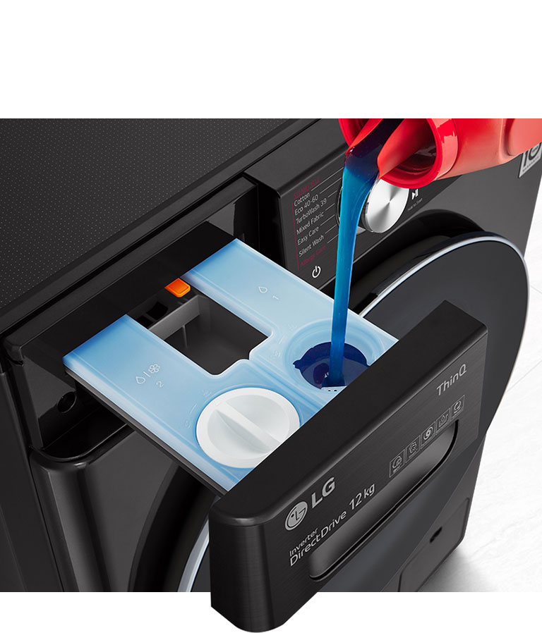 Tvättmedel hälls i tvättmaskinens fack för tvättmedel