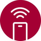 En man utomhus kontrollerar tvättmaskinens status hemma via en mobilapp.