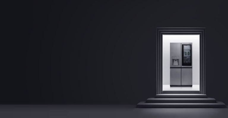 Ett svart fotografi med LG SIGNATURE Refrigerator på den konstnärliga trappan.