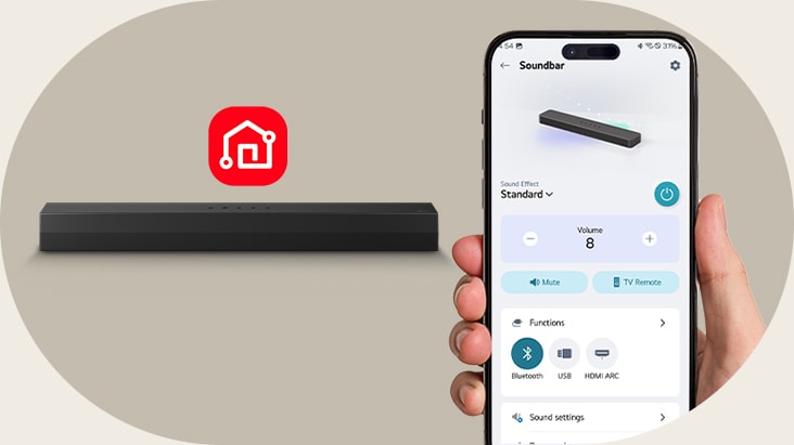 En smartphone med LG ThinQ-appen uppe hålls i en hand. Bredvid den visas en ikon för LG ThinQ-appen. En S30A Soundbar är placerad bakom.