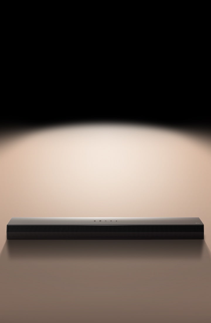 En LG Soundbar S30A placerad framför en enkel bakgrund under belysning.