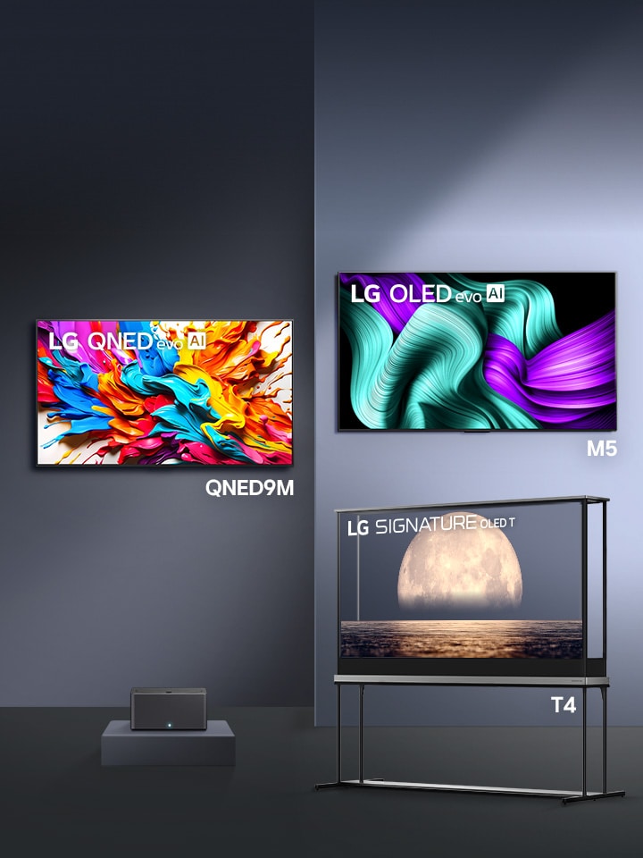 LG True Wireless TV-apparater. LG Signature OLED T är i sin modulära hylla. LG OLED M5 och LG QNED9M är monterade på väggen. På vardera av deras skärmar visas ett konstverk som illustrerar dess imponerande bildprestanda. På en piedestal är Zero Connect Box.