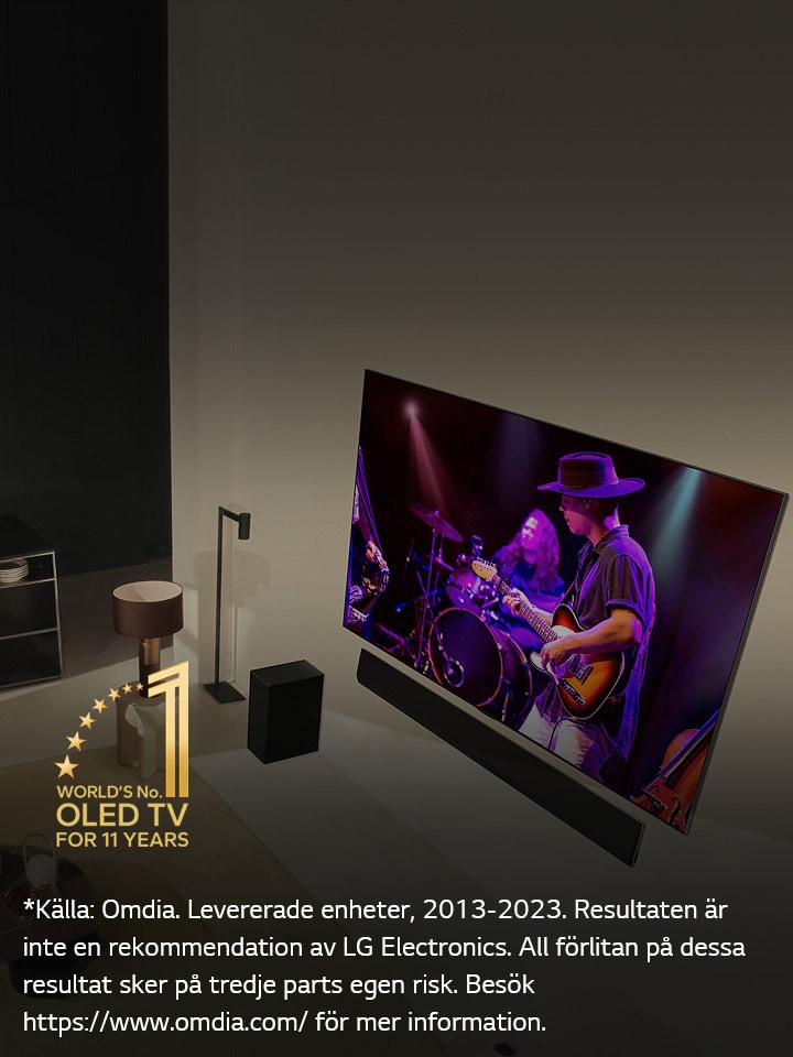 En vy ovanifrån av en man och kvinna som tittar på en konsert på en stor OLED-TV i en modern lägenhet. "Världens ledande OLED-TV i 11 år"-emblemet är på bilden. En ansvarsfriskrivning lyder: *Källa: Omdia. Levererade enheter, 2013–2023. Resultaten är inte en rekommendation av LG Electronics. All förlitan på dessa resultat sker på tredje parts egen risk. Besök https://www.omdia.com/ för mer information.	