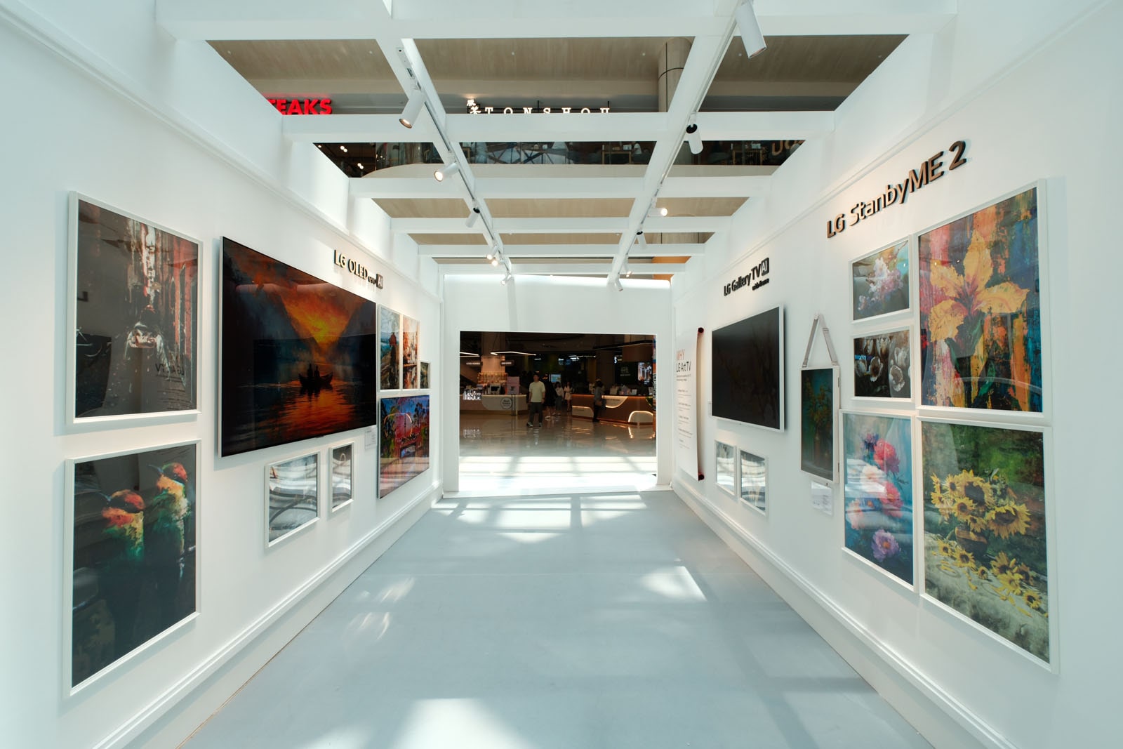LG Art Gallery tunnel