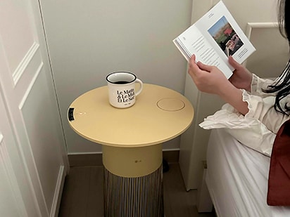 The product is placed next to the bed. Users place coffee on top of the product and use it conveniently like a narrow table.