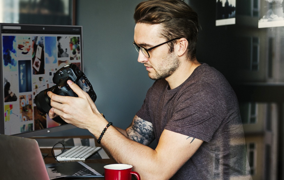 Scene of Photographer With Ergo