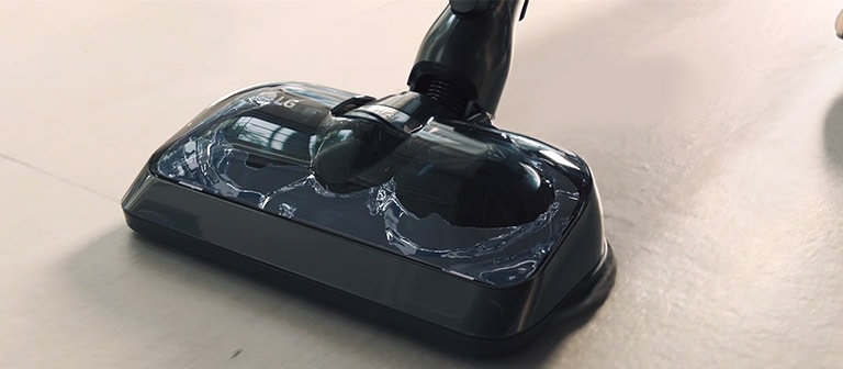 The video shows the suction of the wet mop and the vacuum cleaner at the same time, and the graphic in the video shows the automatic water supply.