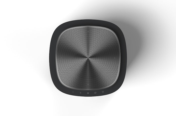 Feature card Dolby Atmos FlexConnect - showing a living room with wirelessly connects the M7 and a TV for immersive sound