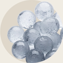 กองน้ำแข็งก้อนกลมเล็กๆ สีใส วางซ้อนกันอยู่