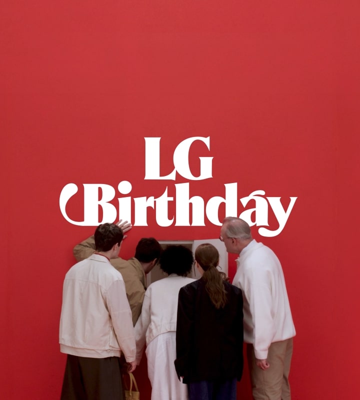 หลายคนกำลังมองไปที่ประตูเล็กบนผนังสีแดงด้วยความสงสัยว่า LG Birthday คือกิจกรรมอะไร