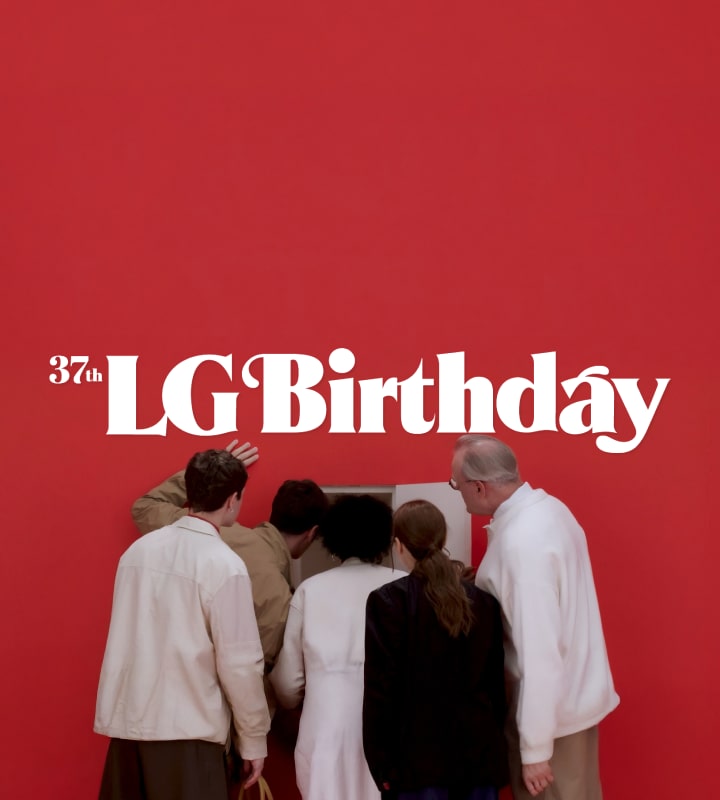 หลายคนกำลังมองไปที่ประตูเล็กบนผนังสีแดงด้วยความสงสัยว่า LG Birthday คือกิจกรรมอะไร