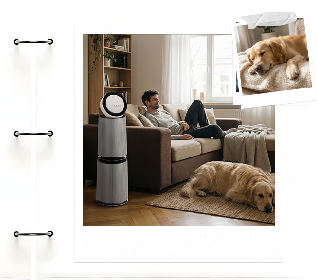 ผู้ชายนั่งผ่อนคลายบนโซฟา โดยมีโกลเด้นรีทรีฟเวอร์นอนอยู่ใกล้ๆ ภายในห้องนั่งเล่นที่สดชื่นและสงบ	