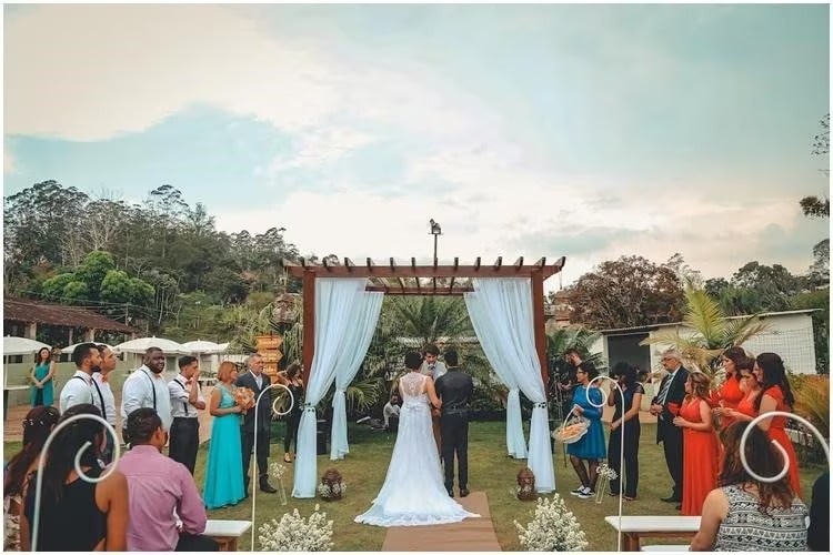 บ่าวสาวเข้าพิธีแต่งงานแบบ Outdoor ท่ามกลางแขกที่มาร่วมแสดงความยินดี 