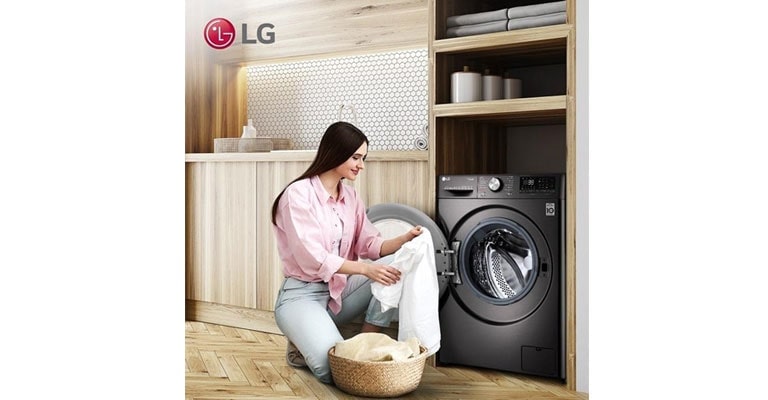 คนกำลังซักผ้าด้วยเครื่องซักผ้าฝาหน้า LG