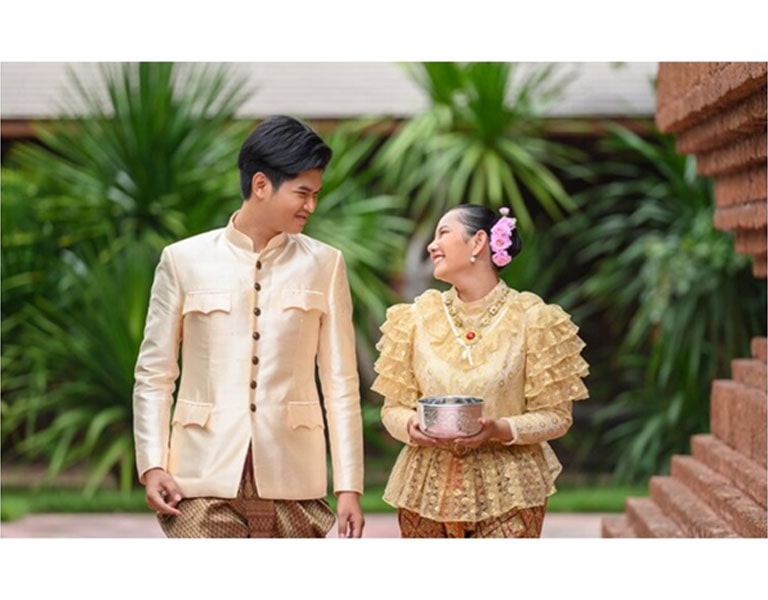 ผู้ชายและผู้หญิงแต่งกายในชุดไทย