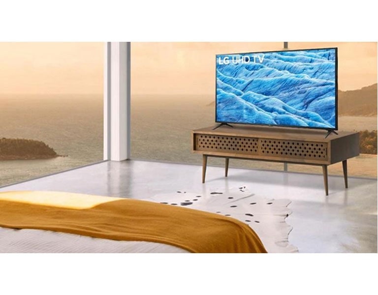 ทีวี LG UHD TV 4K รุ่น 65UM7300PTA ตั้งอยู่ในห้องนอน