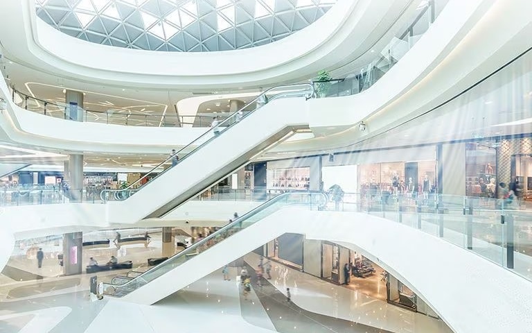 ภาพห้องโถงใหญ่ในห้างสรรพสินค้าที่เปิดเครื่องปรับอากาศ