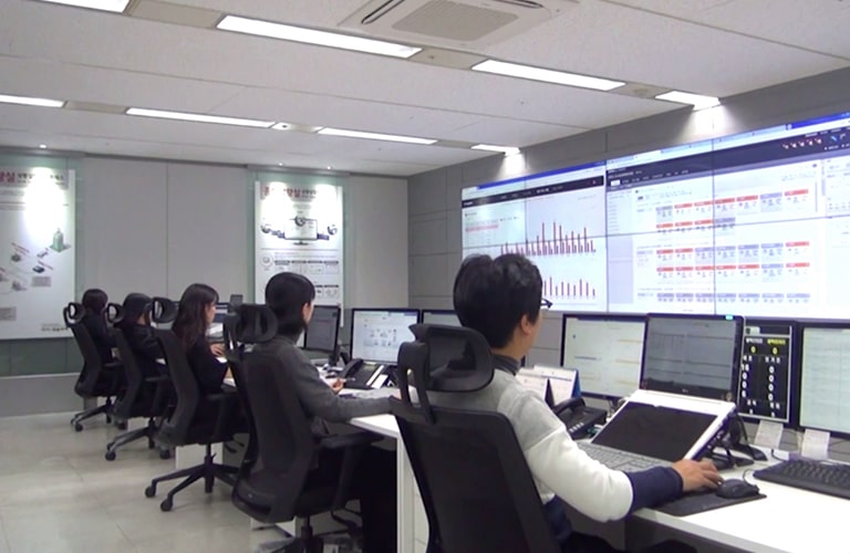 คนที่กำลังทำงานในห้องควบคุม
