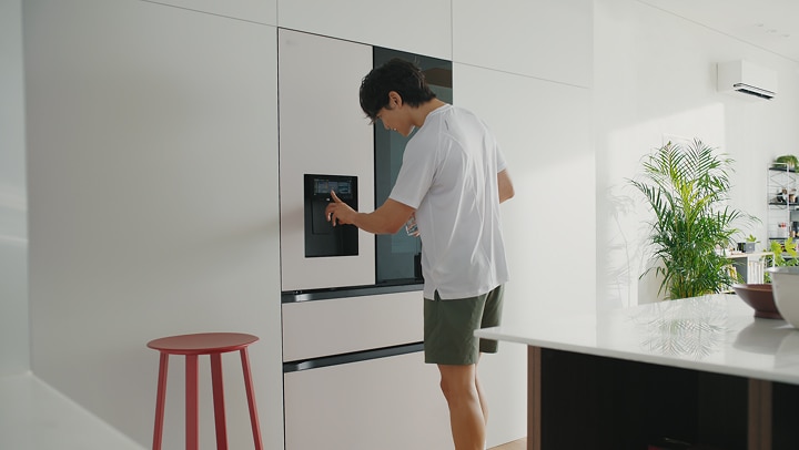 ชเว มินโฮ ขณะกำลังอยู่ในห้องครัวร่วมกับผลิตภัณฑ์จาก LG