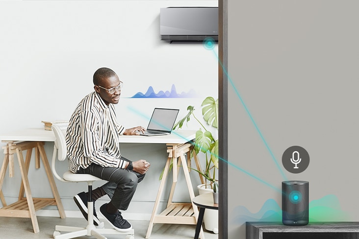 ผู้ชายในสำนักงานที่บ้านพร้อมเครื่องปรับอากาศ LG ที่เชื่อมต่อกับลำโพง AI เพื่อควบคุมด้วยเสียง