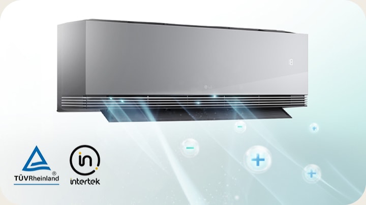 เครื่องปรับอากาศติดผนังสีขาวที่มีฟังก์ชันเครื่องฟอกอากาศไอออนไนเซอร์และโลโก้ TÜV Rheinland และ Intertek