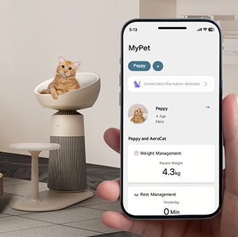 หน้าจอแอปติดตามการดูแลแมวที่มีเครื่องฟอกอากาศและแมวนั่งอยู่ด้านบน