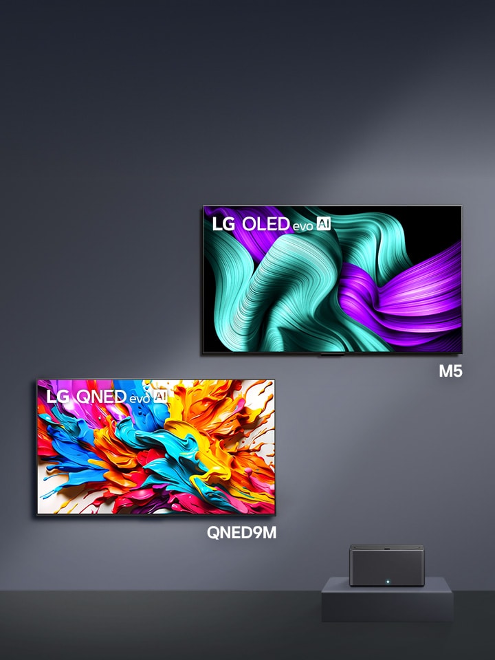 LG OLED M5 และ LG QNED9M ติดตั้งบนผนัง โดยแต่ละหน้าจอจะมีงานศิลปะที่แสดงให้เห็นถึงประสิทธิภาพด้านภาพที่น่าประทับใจ บนแท่นมี Zero Connect Box