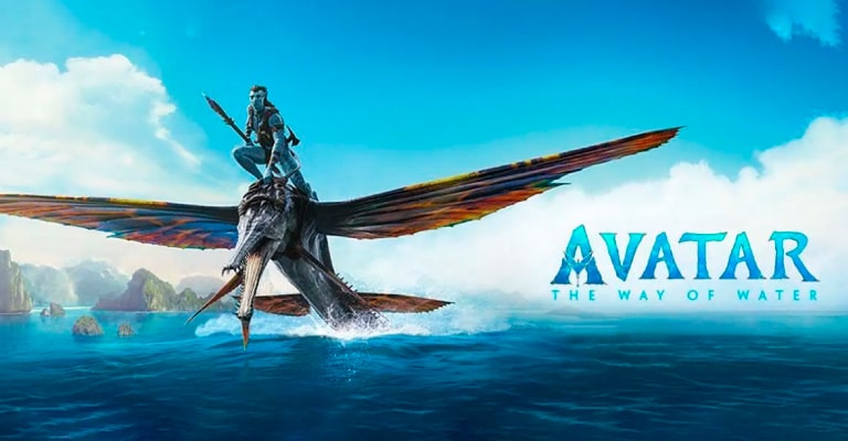 ผู้หญิงกำลังถือ LG gram 17