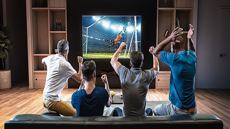 กลุ่มเพื่อนฝูงกำลังรับชมฟุตบอลด้วยกันบนทีวี