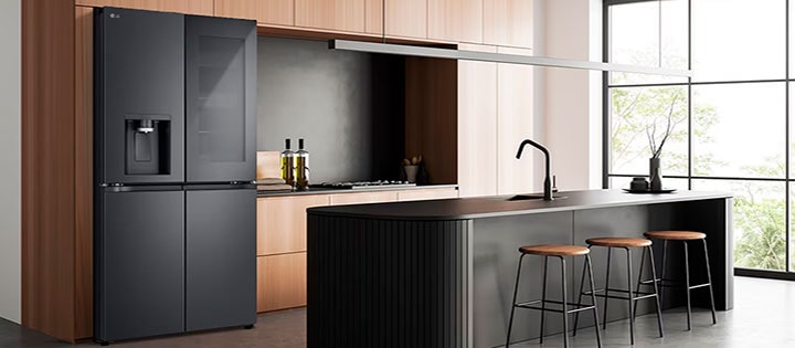 ตู้เย็นทำน้ำแข็ง LG สีดำติดตั้งในห้องครัว