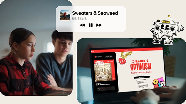 ชายหนุ่มและหญิงสาวกำลังนั่งที่โต๊ะทำงาน เพลิดเพลินไปกับแคมเปญ Radio Optimism บนแล็ปท็อป