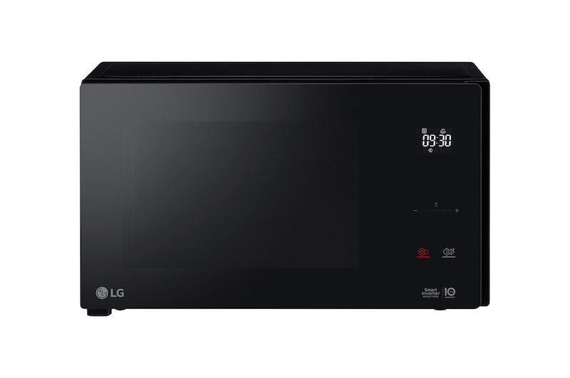 มุมมองด้านหน้าเตาอบไมโครเวฟ 42 ลิตร LG MS4295DIS บอดี้สีดำ พร้อมปุ่มควบคุมบริเวณฝั่งขวา