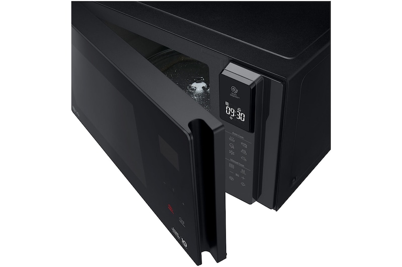 มุมมองด้านหน้าพร้อมประตูสวิงเปิดบางส่วน