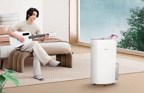 เจฟ ซาเตอร์ ผ่อนคลายขณะเล่นกีต้าร์ ในห้องที่มีเครื่องลดความชื้น LG 